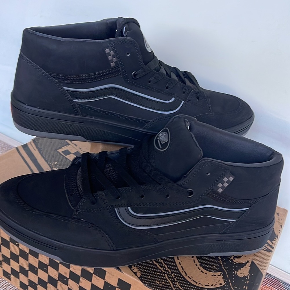 Vans Men’s Zahba Mid Black/Pewter
VN000CBSHR0 Sneakers - Picture 7 of 16